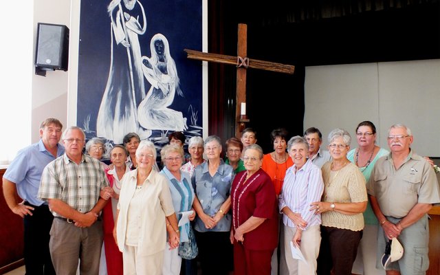 ‘n Deel van die groep Hulpwerkers wat vrywillige diens in die NG-gemeente verrig tydens ‘n geselligheid wat vir hulle gereël is, met dr Bobo van Zyl en ds Dirk van Dyk heel links